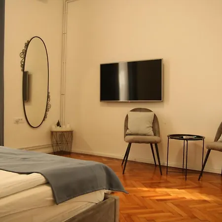 Natalie's Royal M Apartment