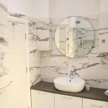 Natalie's Royal M Apartment